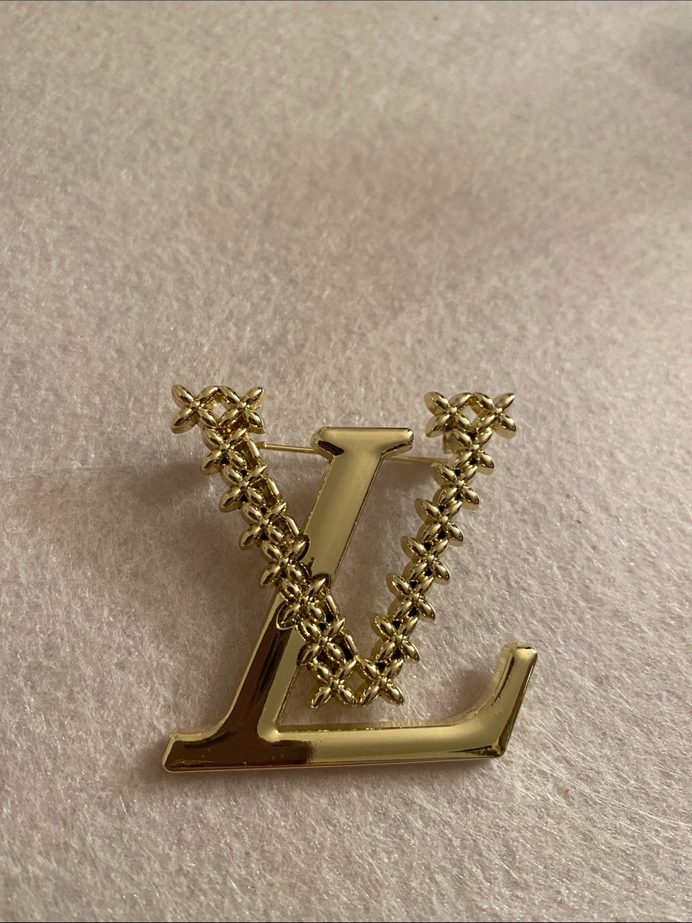 Gold-tone 'V' Logo Brooch - Luxury Designer Style